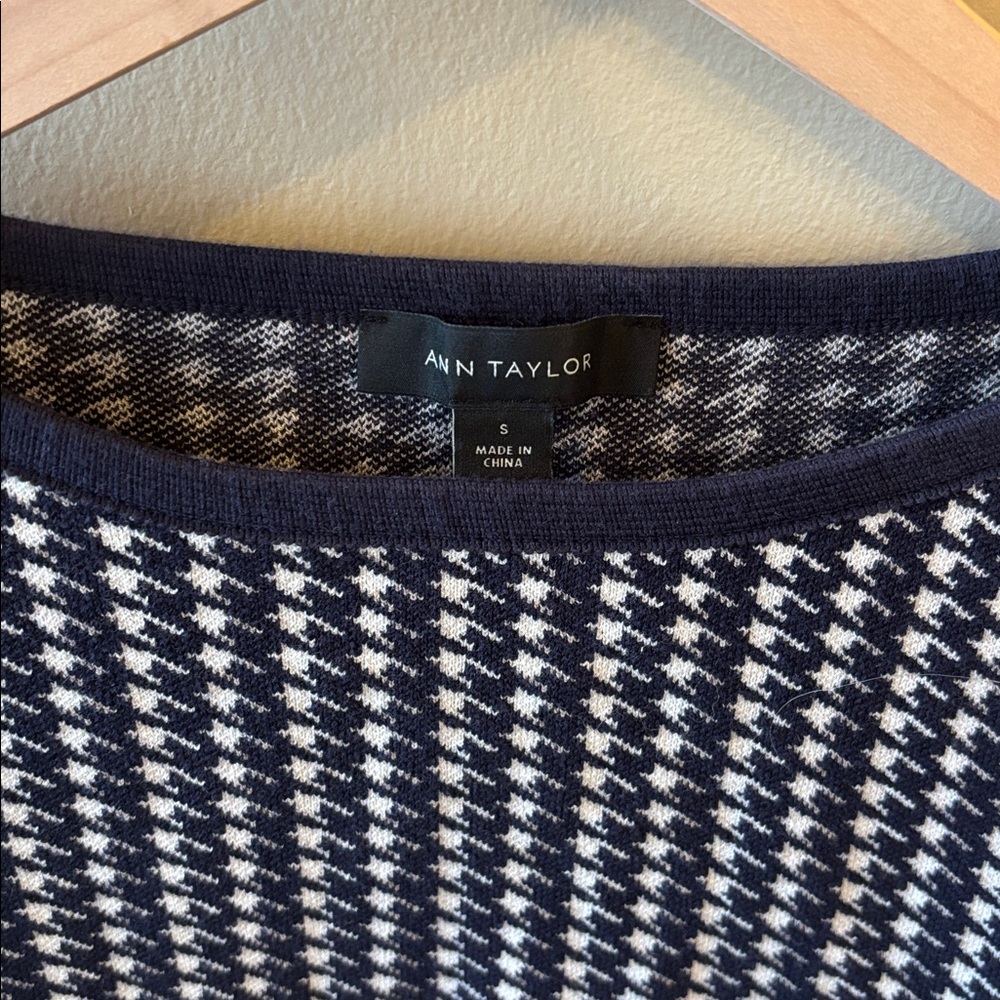 Ann Taylor navy and white houndstooth sweater top in size small - Picture 2 of 3
